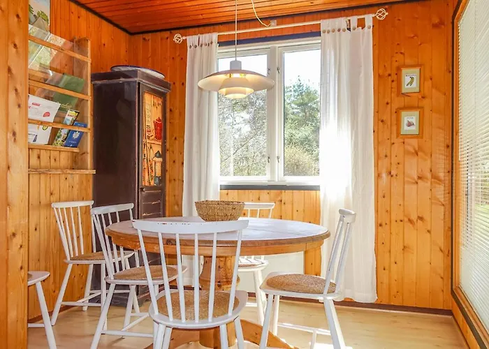 Awesome In Aakirkeby With Kitchen Σπίτι διακοπών Vester Somarken